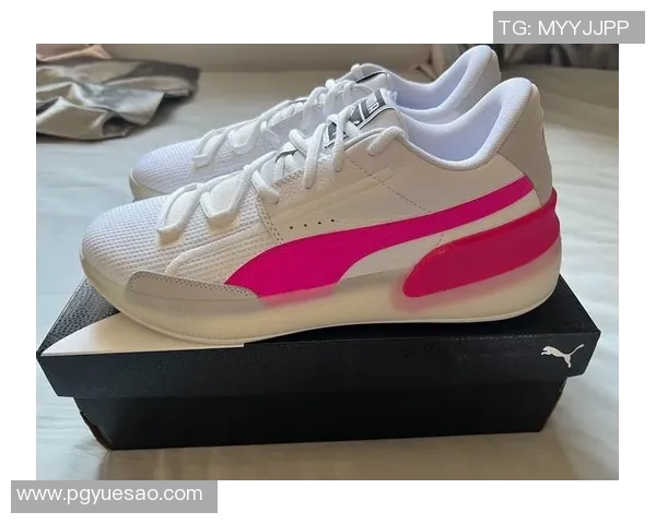 经典复古设计男款足球鞋重现经典球星风采舒适与性能并存